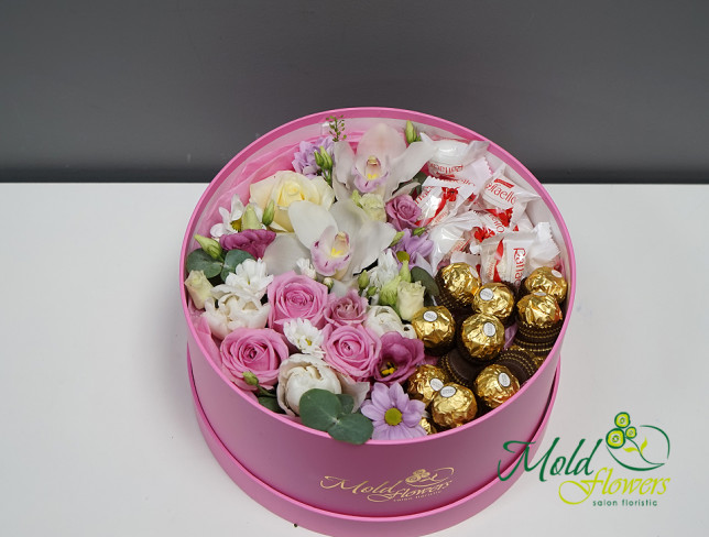 Kруглая коробка  с цветами Рафаэлло и Ферреро Рошер Фото
